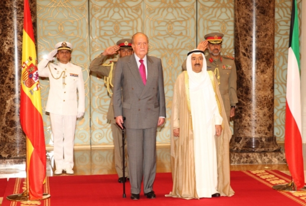 Su Majestad el Rey es recibido por Su Alteza el Jeque Sabah Al-Ahmad Al-Jaber Al-Sabah, Emir del Estado de Kuwait